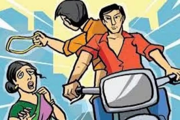 बाजार से लौट रही महिला के गले से चेन छीनी